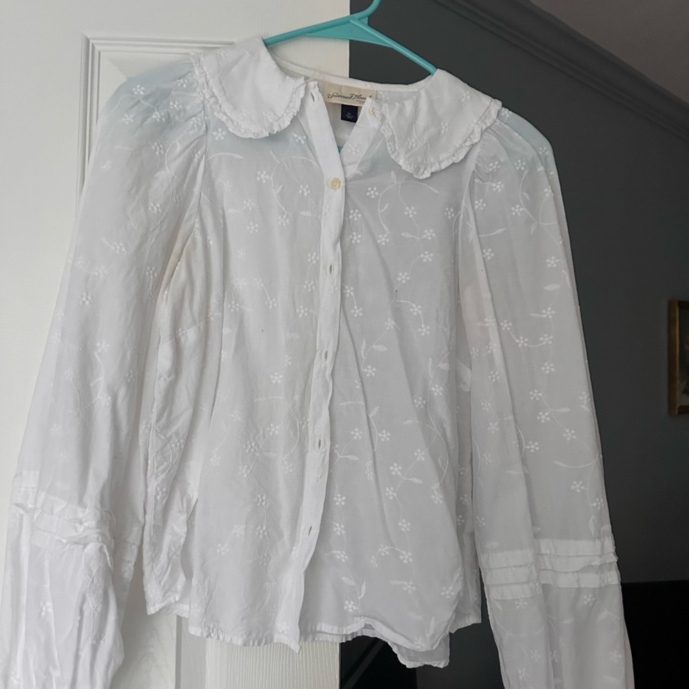 Universal Threads White Floral Embroidered Peter Pan Collar Blouse